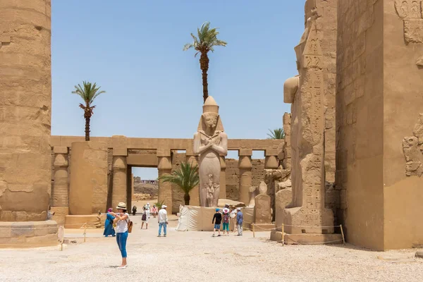 Staty av Ramesses Ii med sin dotter, prinsessan Bintanath, Luxor, Egypten — Stockfoto