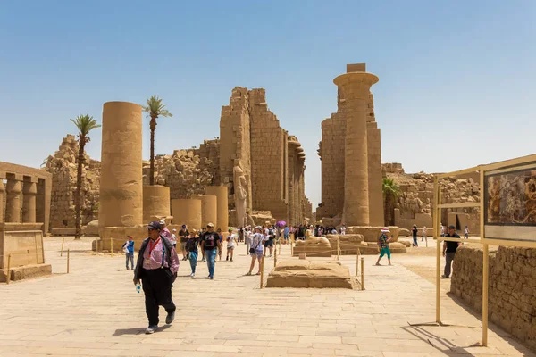 Die amun-Tempelanlage, der Haupteingang mit Touristen, Luxor, Ägypten — Stockfoto