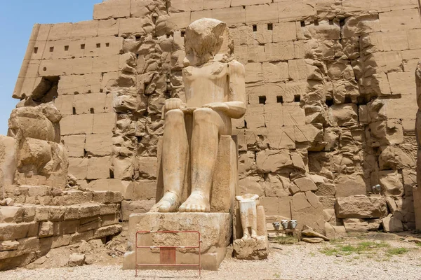 Ülő szobor az Amun Templom hetedik oszlopa előtt, Karnak, Luxor, Egyiptom — Stock Fotó