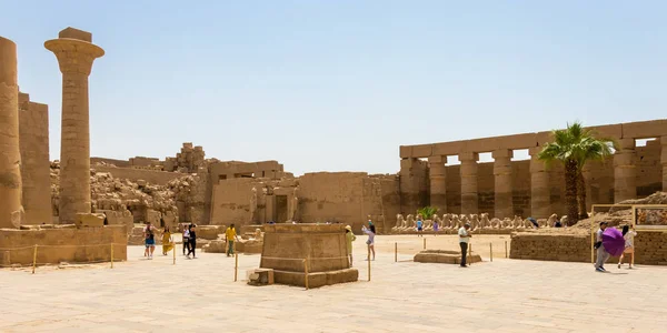 Grande cour au complexe du temple Karnak, Louxor, Égypte — Photo