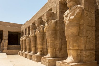 Ramses Tapınağı 3 - kaya heykelleri, antik şehir Teb, Karnak, Luxor, Mısır