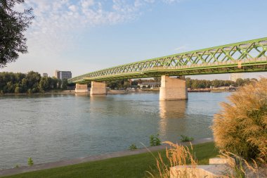 Tuna Nehri üzerinde gün doğumu ve Bratislava 'daki Eski Köprü
