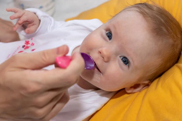 Mutter Füttert Ihr Kleines Mädchen Mit Einem Löffel Glückliche Kleine — Stockfoto