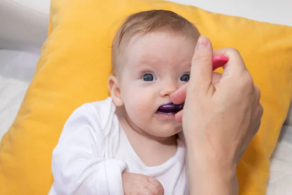 Nettes Kleines Mädchen Das Auf Dem Bett Liegt Und Reissuppe — Stockfoto