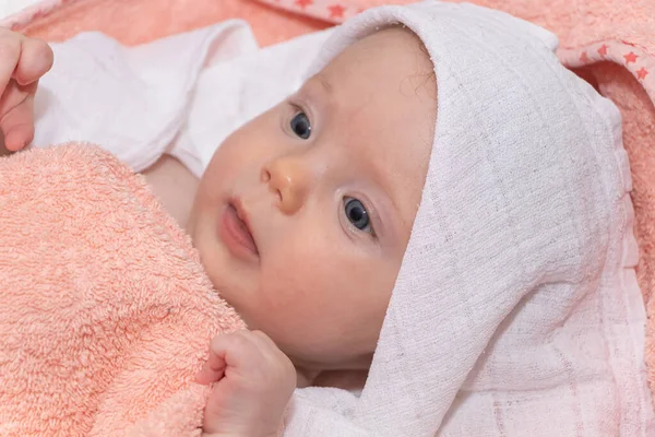 Dziecko Leżące Pod Różowym Ręcznikiem Kąpieli Cztery Miesiące Mała Dziewczynka — Zdjęcie stockowe