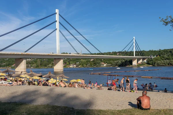 Novi Sad Serbia Junio 2020 Gente Disfruta Una Playa Strand — Foto de Stock