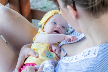 Anne ve bebek. Anne küçük çocuğuyla vakit geçiriyor. Mutlu annelik ve aile imajı.