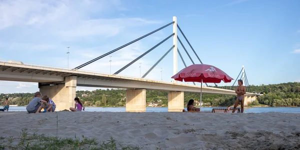 Novi Sad Serbia Junio 2020 Gente Disfruta Una Playa Strand — Foto de Stock
