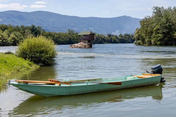 Pequeño Barco Pesquero Frente Famosa Casa Madera Río Drina Bajina —  Fotos de Stock