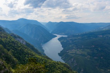Sırbistan 'ın Tara Dağı' ndaki Banjska stena 'ya bakış açısı