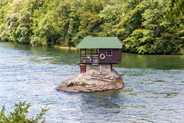 Sırbistan 'ın Bajina Basta kentindeki Drina nehri kıyısında küçük bir ev