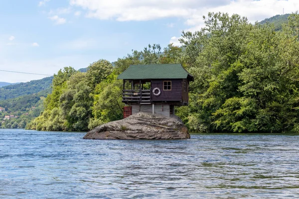 Casa Solitaria Río Drina Cerca Bajina Basta Serbia —  Fotos de Stock