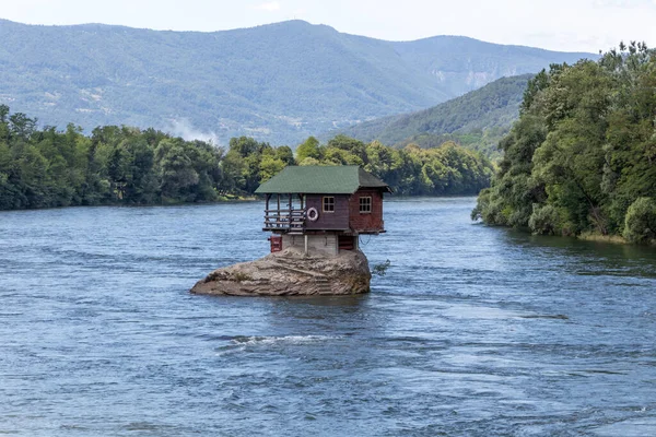 Pequeña Casa Río Drina Bajina Basta Serbia —  Fotos de Stock