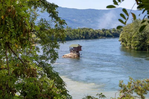 Bajina Basta Serbia Julio 2020 Pequeña Casa Río Drina Bajina —  Fotos de Stock