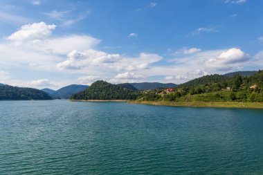 Zaovine Gölü, Tara Dağı 'nın güney yamaçlarında yer alır. Beş körfezi olan göle 