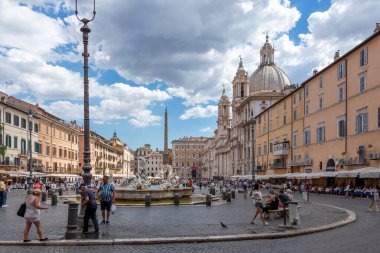 ROMA, İtalya - 05 Temmuz 2019: Roma, İtalya 'daki Santa Agnese kilisesinin önündeki Piazza Navona' da turistler.
