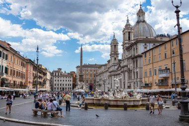 ROMA, İtalya - 05 Temmuz 2019: Roma, İtalya 'daki Santa Agnese kilisesinin önündeki Piazza Navona' da turistler.