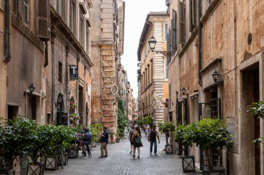 ROMA, İTALYA - 05 Temmuz 2019: Roma, İtalya 'daki eski rahat caddenin manzarası