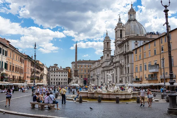 ROMA, İtalya - 05 Temmuz 2019: Roma, İtalya 'daki Santa Agnese kilisesinin önündeki Piazza Navona' da turistler.