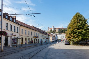 BRATISLAVA, SLOVAKIA - 13 Eylül 2018: Tepede demiryolu olan bir caddenin görüntüsü Bratislava Kalesi, Slovakya