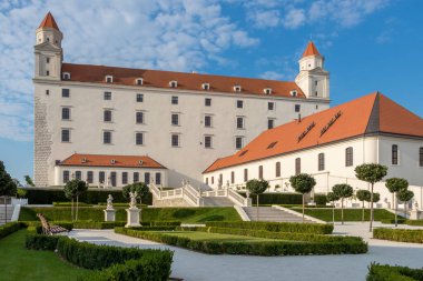 BRATISLAVA, SLOVAKIA - 20 AĞUSTOS 2018: Bratislava şatosunun avlu barok bahçesi, Slovakya