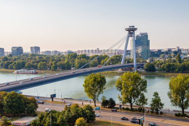 BRATISLAVA, SLOVAKIA - 20 Ağustos 2018: Tuna Nehri üzerindeki Bratislava kale tepesinden ve SNP köprüsünden görüntü
