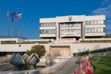 Bratislava 'daki Slovakya Parlamentosu aynı zamanda Slovakya Cumhuriyeti Ulusal Konseyi' dir.