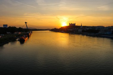 Bratislava kalesi ve nehir Tuna nehri gün batımında, Bratislava, Slovakya