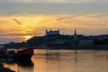 BRATISLAVA, SLOVAKIA - 13 Ağustos 2018: Bratislava Kalesi ve Slovakya 'nın Bratislava kentindeki Tuna Nehri üzerindeki eski kasaba