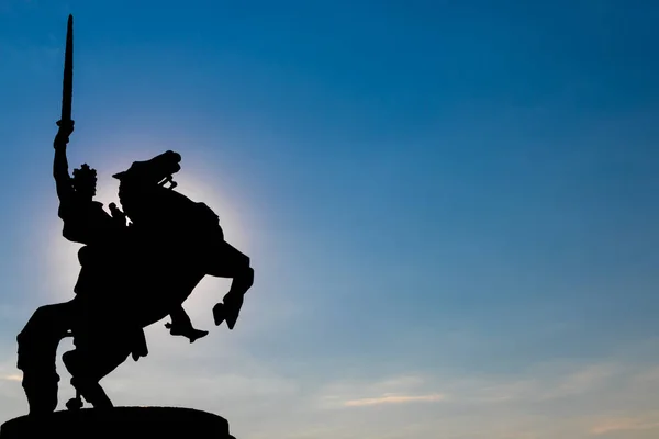 Die Statue Des Königs Svatopluk Vor Der Burg Bratislava Slowakei — Stockfoto