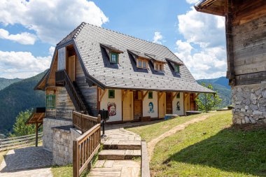 Mokra Gora, Sırbistan - 15 Temmuz 2020: Fidel Castro, Diego Armando Maradona ve Yuri Gagarin, Kustendorf-Drvengrad Eco köyü, Emir Kusturica, Sırbistan