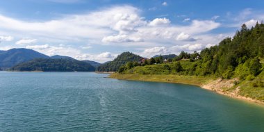 Zaovine Gölü, Tara Dağı 'nın güney yamaçlarında yer alır. Beş körfezi olan göle 