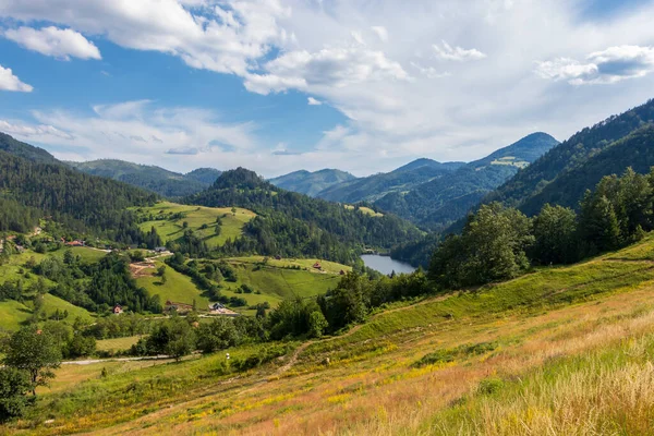 Dramática Vista Del Paisaje Las Montañas Prados Colinas Pequeñas Casas — Foto de Stock