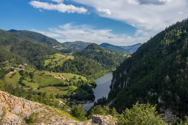 从塞尔维亚塔拉国家公园的高处看Beli Rzav河和Spajici湖的景观 — 图库照片