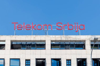 BELGRAD, SERBIA - 21 Temmuz 2020: Belgrad 'daki merkezlerinde Telekom Srbija logosu imzası
