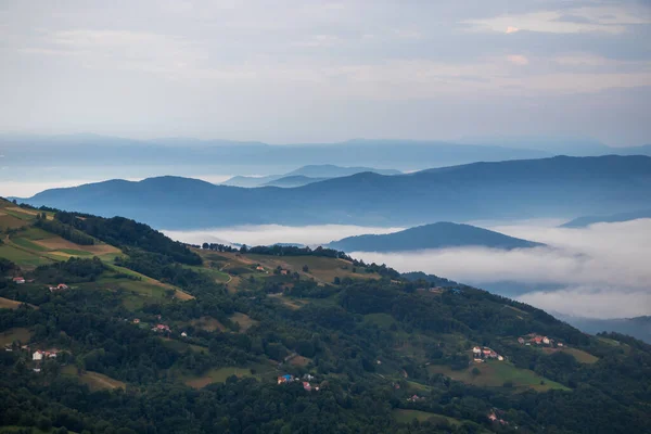 塞尔维亚塔拉国家公园的山区 山丘和草地 村庄的景观 — 图库照片