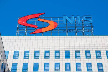 Novi Sad, Sırbistan - 31 Ağustos 2020: Sırbistan 'ın Novi Sad kentindeki genel merkezlerinde Nis Gazprom neft logosu imzalandı
