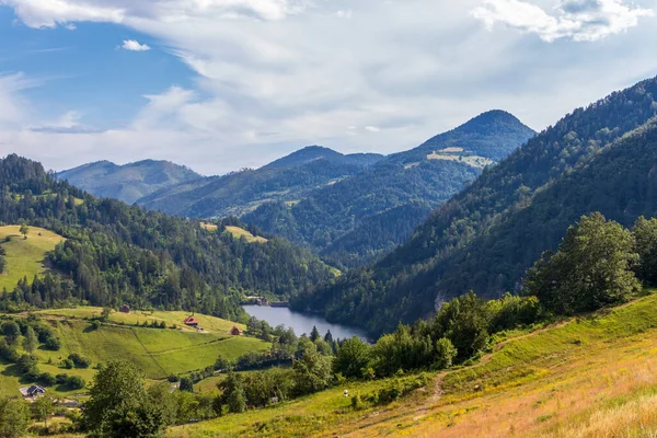 从塞尔维亚塔拉国家公园的高处看Beli Rzav河和Spajici湖的景观 — 图库照片