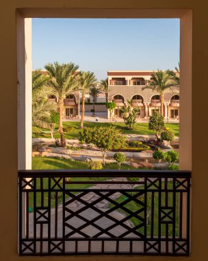 Hurghada, Mısır 'daki palmiye ağaçları ve çiçeklerle bahçenin balkonundan manzara