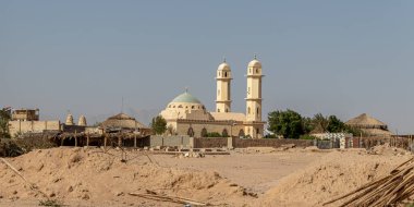 Mısır 'ın Hurghada kenti yakınlarındaki çölün ortasında bir cami.