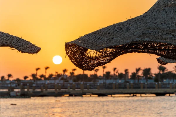 Sonnenaufgang Strand Mit Sonnenschirm Über Dem Roten Meer Hurghada Ägypten — Stockfoto