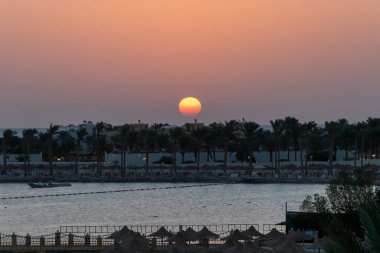 Mısır 'ın Hurghada kentindeki Kızıl Deniz manzaralı plajda gün doğumu.