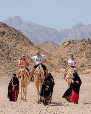 Hurghada, Mısır - 1 Ekim 2020: Turistler Hurghada, Mısır yakınlarındaki çölde deve safarisinin tadını çıkarıyorlar