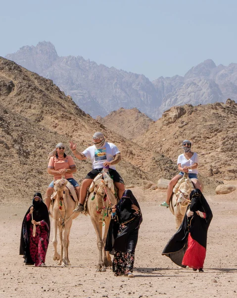 Hurghada Egypte Oktober 2020 Toeristen Genieten Van Kamelensafari Woestijn Bij — Stockfoto
