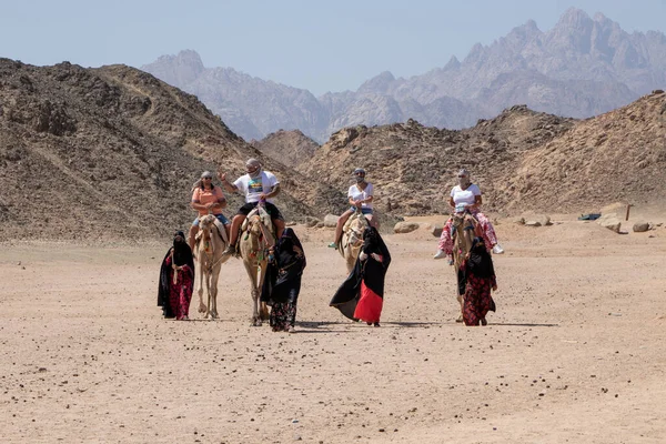 Hurghada Egypt Жовтня 2020 Туристи Насолоджуються Верблюдом Сафарі Пустелі Поблизу — стокове фото
