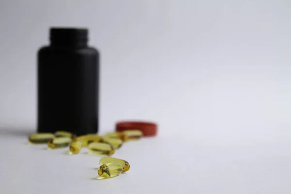 şişe ile tıbbi omega-3 kapsül