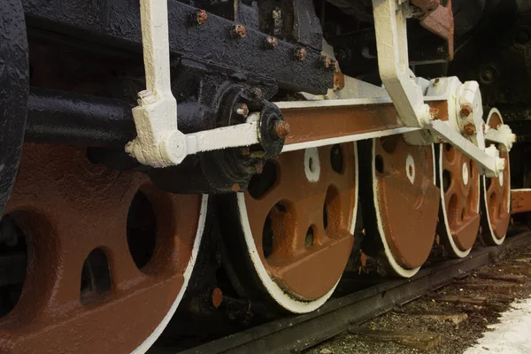 siyah bir lokomotifin kırmızı tekerlekleri