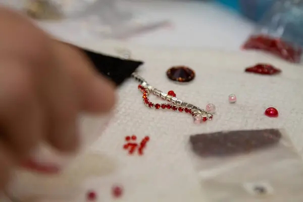 Rhinestones ve boncuklar 