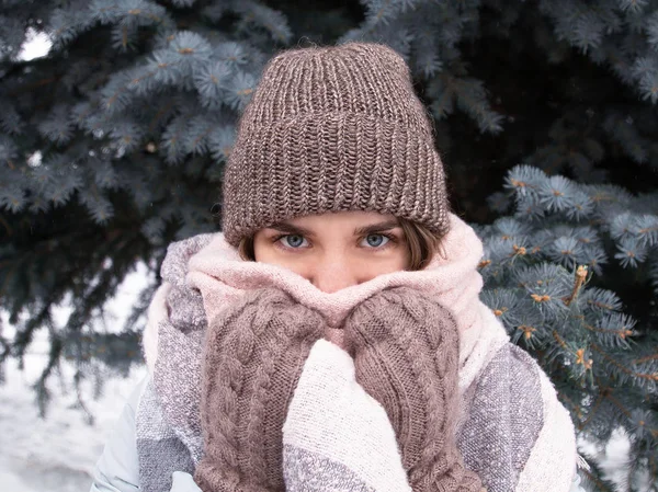 Kız örgü şapka ve eldiven