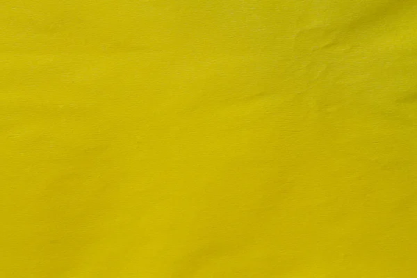 Buruşmuş sarı krep kağıdının arkaplanı kapat